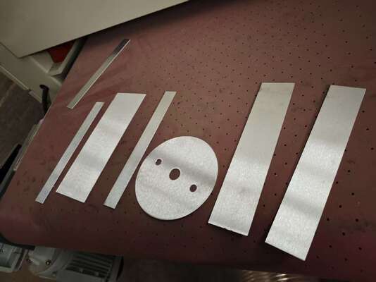 Levigatrice a nastro larga in metallo con regolazione manuale dell'altezza del tavolo, dotata di motore a controllo di frequenza da 22 kW e motore di sollevamento tavolo da 1,5 kW per una levigatura precisa