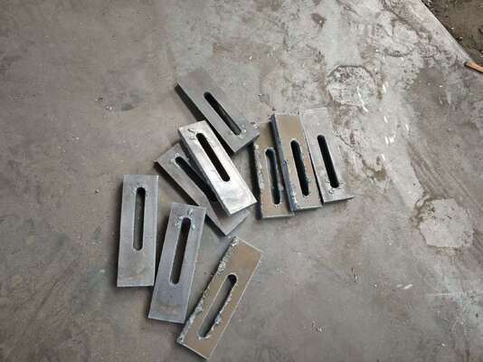 Smerigliatrice a nastro largo con regolazione manuale dell'altezza del tavolo per metallo 3,9 tonnellate Macchina industriale per la finitura di superfici metalliche per impieghi gravosi